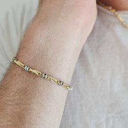 Bracciale Tubolare Occhio di pernice tonda rigata in Oro Giallo alternata con 2 occhielli in Bianco foto indossata