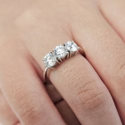 Anello Trilogy Basic 1,70ct certificati GIA foto indossata