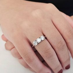 Anello Trilogy Basic 1,70ct certificati GIA foto indossata