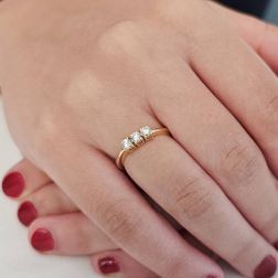 Anello Trilogy Basic 0,30ct oro giallo foto indossata