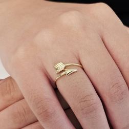 Anello Freccia Oro Giallo foto indossata