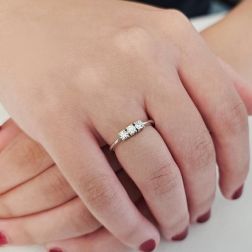 Anello Trilogy Basic 0,30ct foto indossata