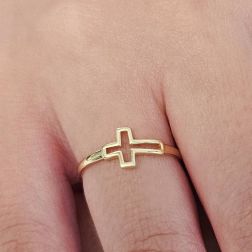 Yellow Gold Cross Ring foto indossata