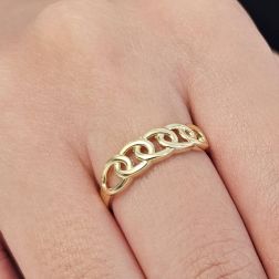 Anello Ovale Intrecciati Oro Giallo foto indossata