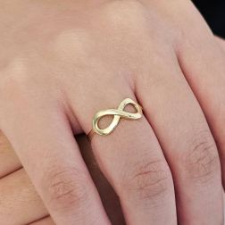 Anello Infinito Grande Oro Giallo foto indossata