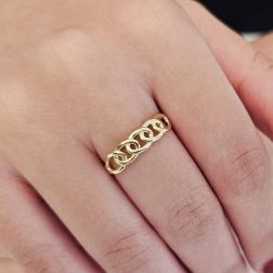 Anello Ovale Intrecciati Oro Giallo foto indossata