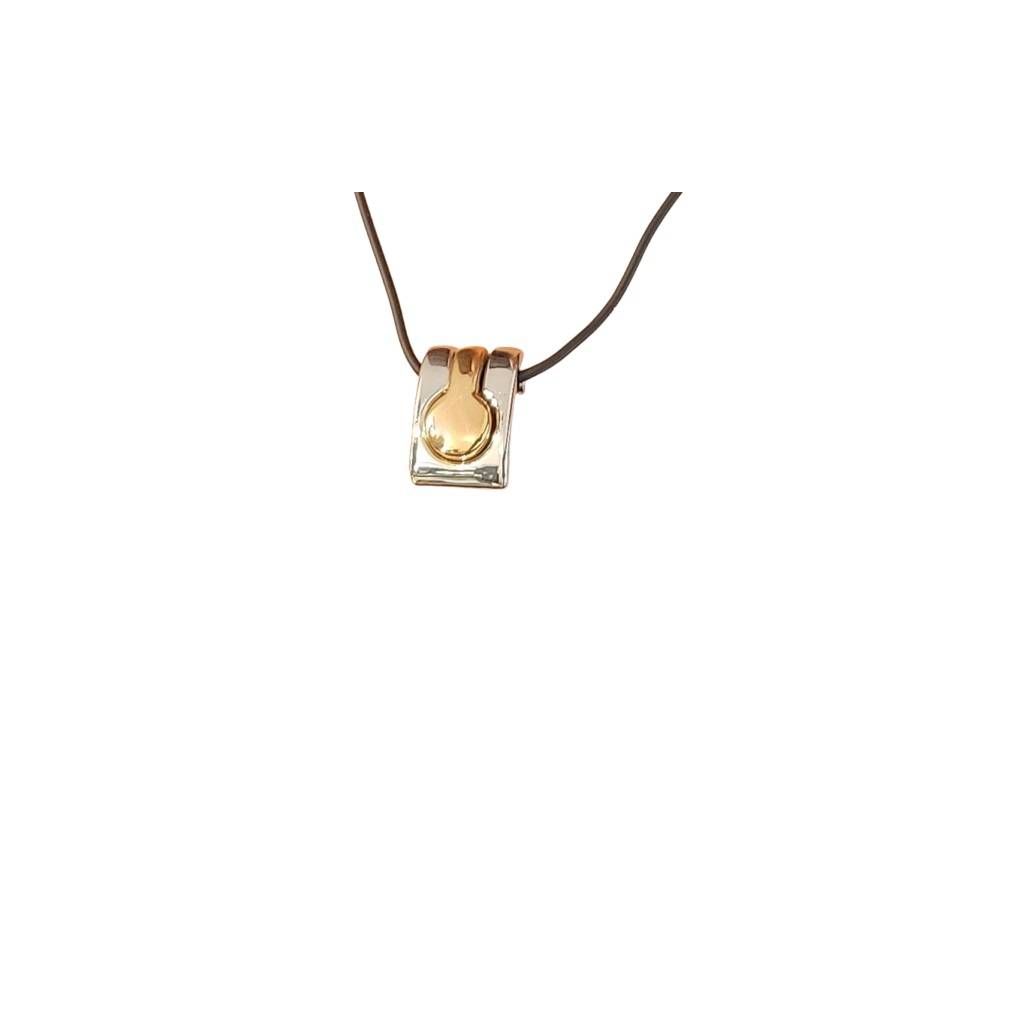 Collana con ciondolo a forma di gomma in acciaio inox e gomma occhielli, in un sacchetto di velluto nero