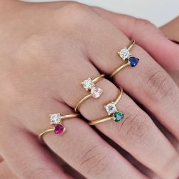 Anello contrariè 2 zirconi, cuore colorato, in Oro Giallo foto indossata