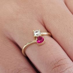 Anello contrariè 2 zirconi, cuore colorato, in Oro Giallo foto indossata