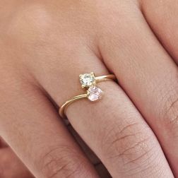 Anello contrariè 2 zirconi, cuore colorato, in Oro Giallo foto indossata