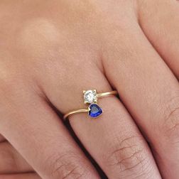 Anello contrariè 2 zirconi, cuore colorato, in Oro Giallo foto indossata