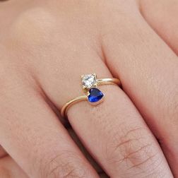 Photo of worn Contrariè ring with 2 zircons, coloured heart, in yellow gold