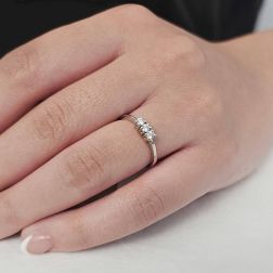 Photo of worn Ring Trilogy Basic 0,15ct