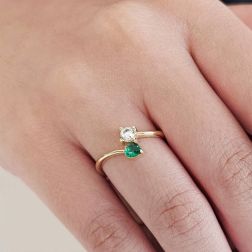 Anello contrariè 2 zirconi, cuore colorato, in Oro Giallo foto indossata