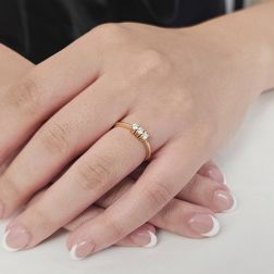 Photo of worn Yellow Gold Diamonds Ring Trilogy Basic 0,15ct