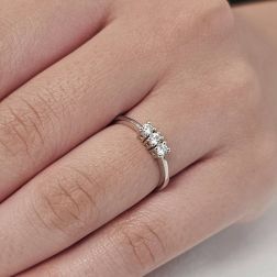 Anello Trilogy Basic 0,15ct foto indossata