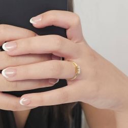 Anello Trilogy Basic 0,15ct Oro Giallo foto indossata