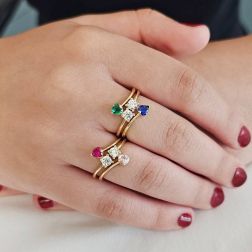 Photo of worn Contrariè ring with 2 zircons, coloured heart, in yellow gold