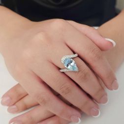 Anello Contrariè con Acqua Marina a goccia e Diamanti in Platino foto indossata