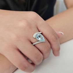 Anello Contrariè con Acqua Marina a goccia e Diamanti in Platino foto indossata
