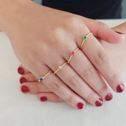 Anello Solitario Torchon Zircone colorato, in Oro Giallo foto indossata