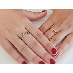 Anello Solitario Torchon Zircone colorato, in Oro Giallo foto indossata