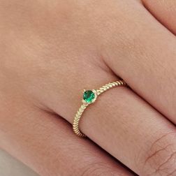 Anello Solitario Torchon Zircone colorato, in Oro Giallo foto indossata