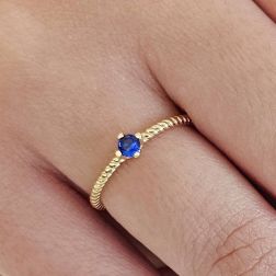 Anello Solitario Torchon Zircone colorato, in Oro Giallo foto indossata