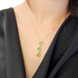 Collana Veneta con ciondolo Trilogy Peridoto Carrè e Diamanti foto indossata