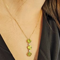 Collana Veneta con ciondolo Trilogy Peridoto Carrè e Diamanti foto indossata