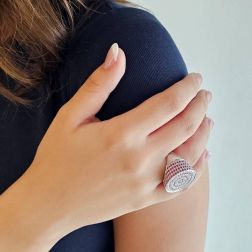 Foto Indossata Anello Design a Spirale con Rubini e Diamanti foto indossata