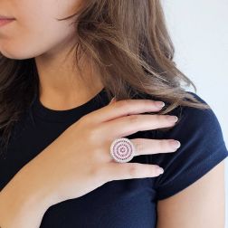 Foto Indossata Anello Design a Spirale con Rubini e Diamanti foto indossata