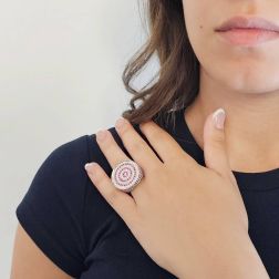 Foto Indossata Anello Design a Spirale con Rubini e Diamanti foto indossata