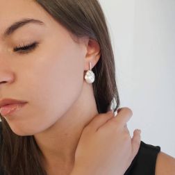 Tennis-style drop earrings with Fresh Water Baroque Pearls and 10 Diamonds