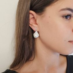 Tennis-style drop earrings with Fresh Water Baroque Pearls and 10 Diamonds