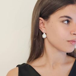 Orecchini tipo Tennis pendenti con Perle Barocche Fresh Water e 10 Diamanti foto indossata