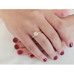 Anello Solitario Vite con Zircone in Oro Giallo foto indossata