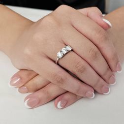 Photo of worn Ring Trilogy Basic 1,70ct GIA Certificate