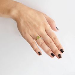 Anello Solitario Aperto con Peridoto Rotondo 7mm e Diamante Oro Giallo foto indossata