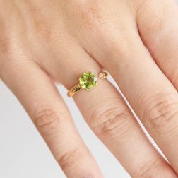 Anello Solitario Aperto con Peridoto Rotondo 7mm e Diamante Oro Giallo foto indossata