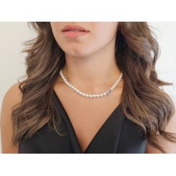 Collana Perle Akoya chiusura Gancio Tondo con Zaffiri Blu e Diamanti foto indossata