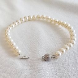 Pearl Bracelete with sparkle ball clasp in 18kt white gold