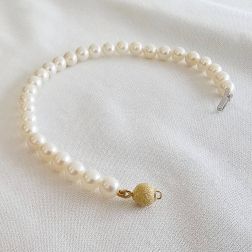 Pearls Bracelet with yellow gold sandblasted sphere