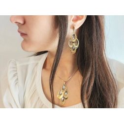 Ciondolo Ovale Traforato oro giallo e bianco foto indossata