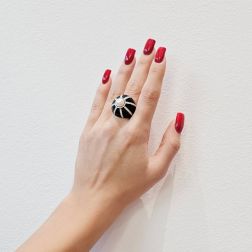 Anello Cupola nera Perla Akoya Oro Bianco e Diamanti foto indossata