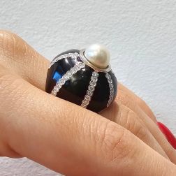 Anello Cupola nera Perla Akoya Oro Bianco e Diamanti foto indossata