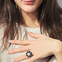 Anello Cupola nera Perla Akoya Oro Bianco e Diamanti foto indossata