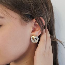 Orecchini Intreccio con 152 Diamanti in Oro Giallo e Bianco foto indossata