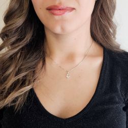 Ciondolo Lettera Iniziale "W" con Diamanti in Oro Bianco 18kt foto indossata