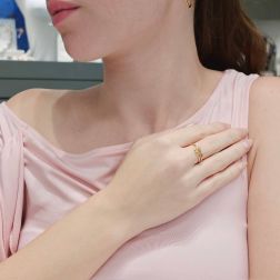 Anello Trilogy Flower tre fili in Oro Giallo e Diamanti foto indossata